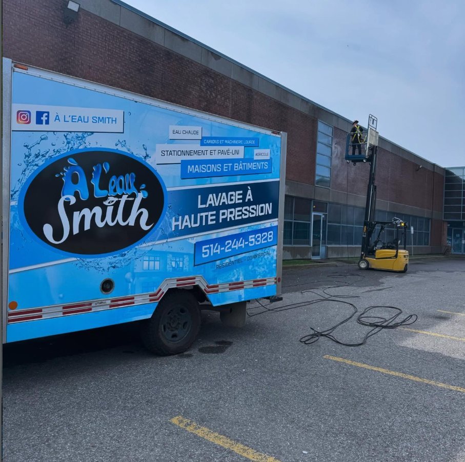 Camion À L'Eau Smith avec nacelle — travaux en hauteur